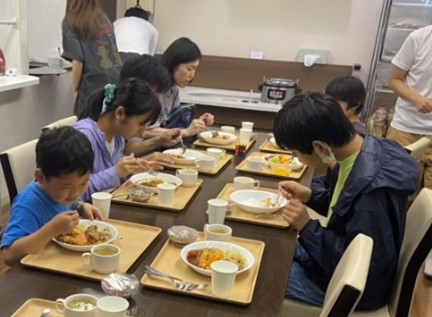 専修大学の専用学生寮で、こども食堂を開催！学生寮を活用した温かい食事の提供、こどもたちとの地域交流が行われました。