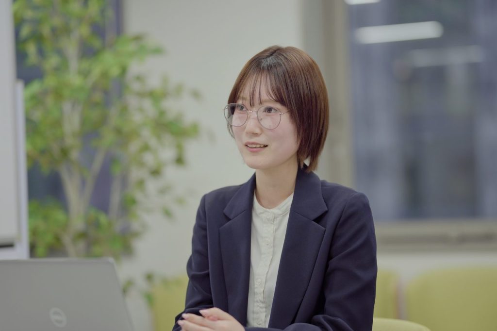 笑顔で学生へのメッセージを語る丸山さん