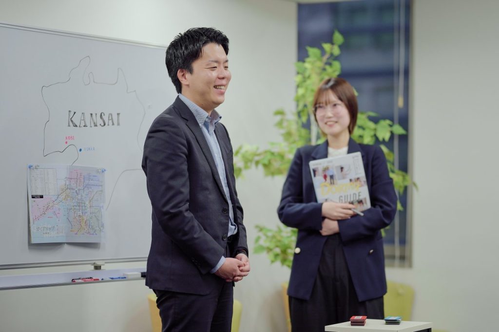 ドーミー関西支店でのインタビュー風景。笑顔で語る曽根氏と丸山氏