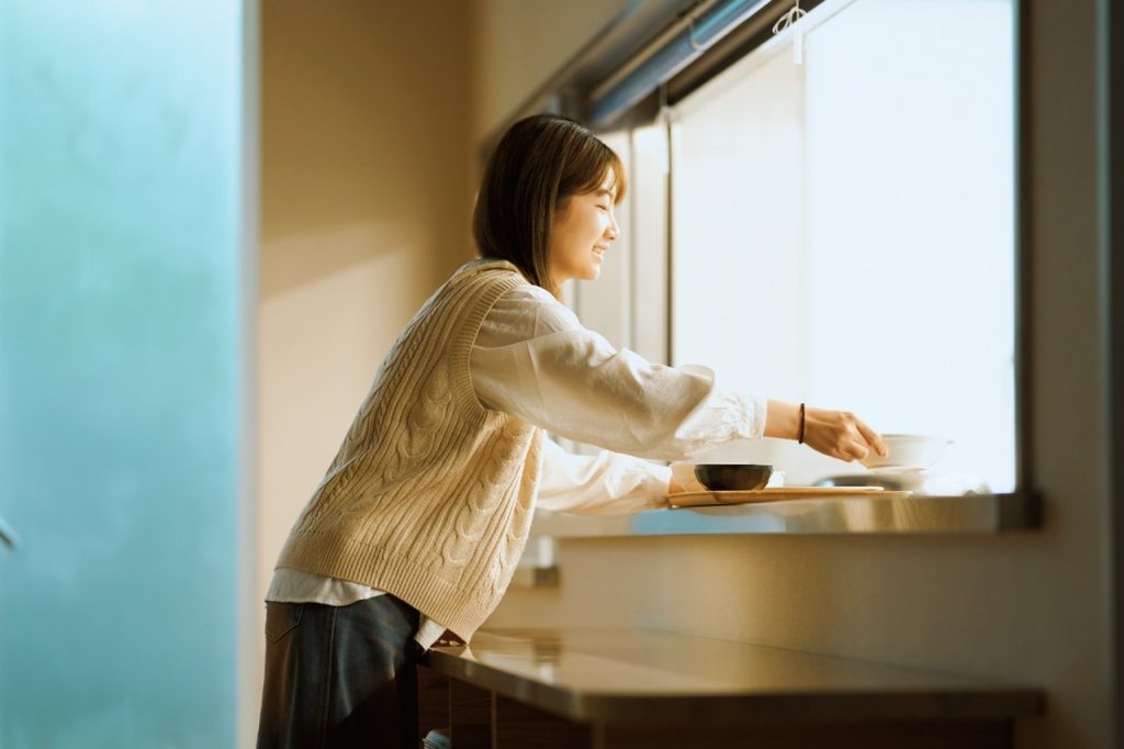 食事を受け取る女性
