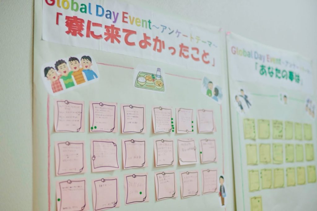 寮の壁一面に貼られた、学生からの感謝の言葉や口コミが書かれたアンケートカード