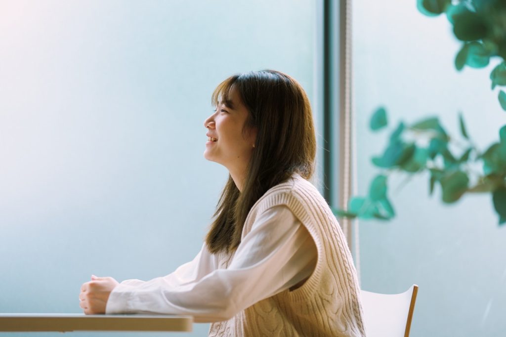 インタビューに答える女性