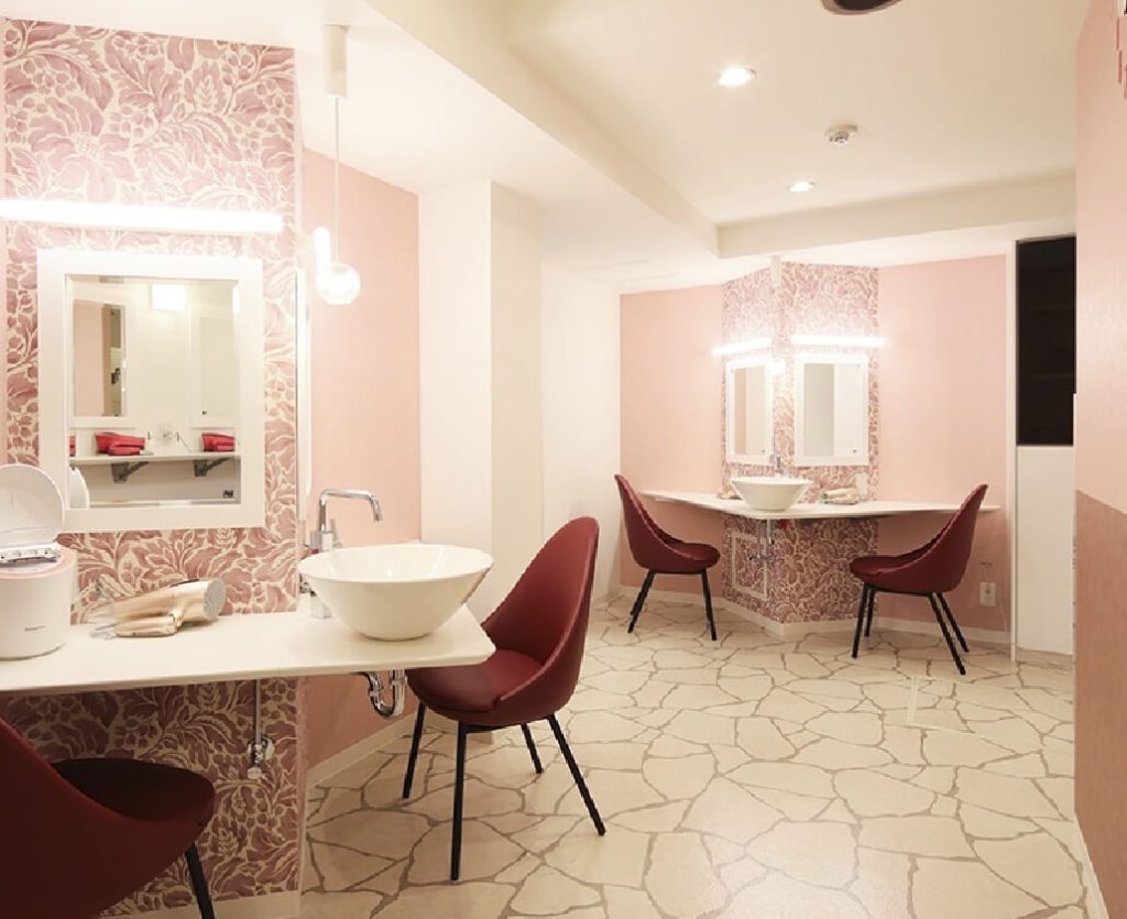 ドーミー江坂コミュニティハウスのパウダールーム「Be-Lounge」。最新美容家電が並ぶ