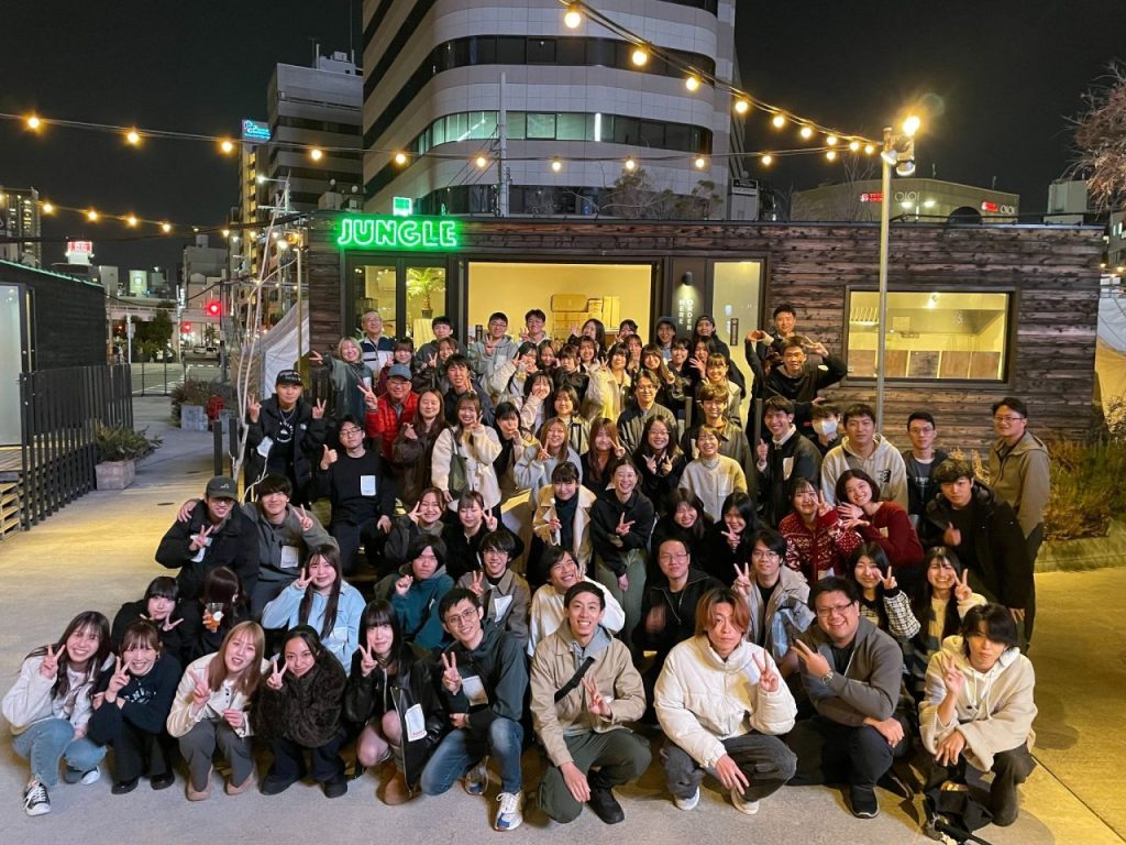 学生たちが集まって食事や会話を楽しんでいるドーミーのラウンジ風景