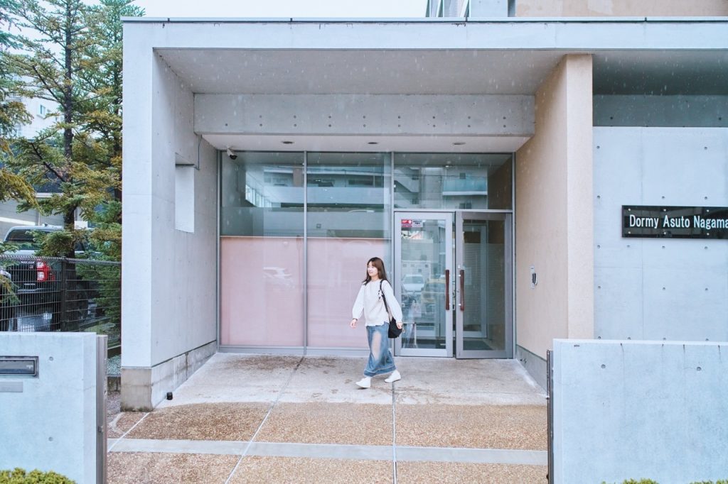 ドーミーあすと長町を出る女性