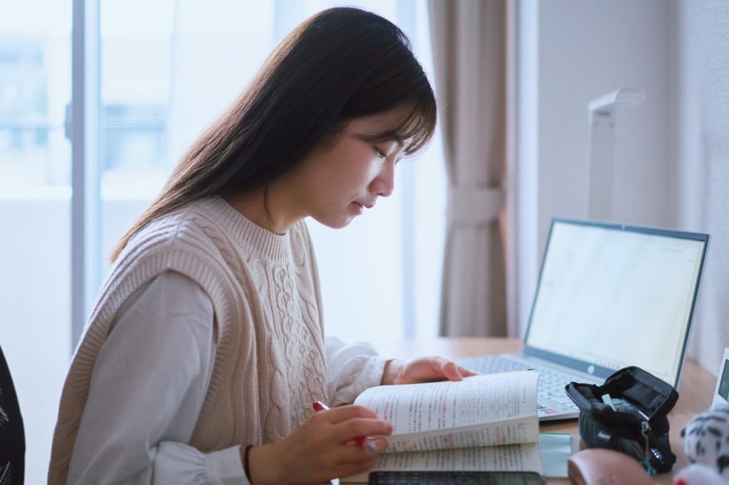 勉強する女性