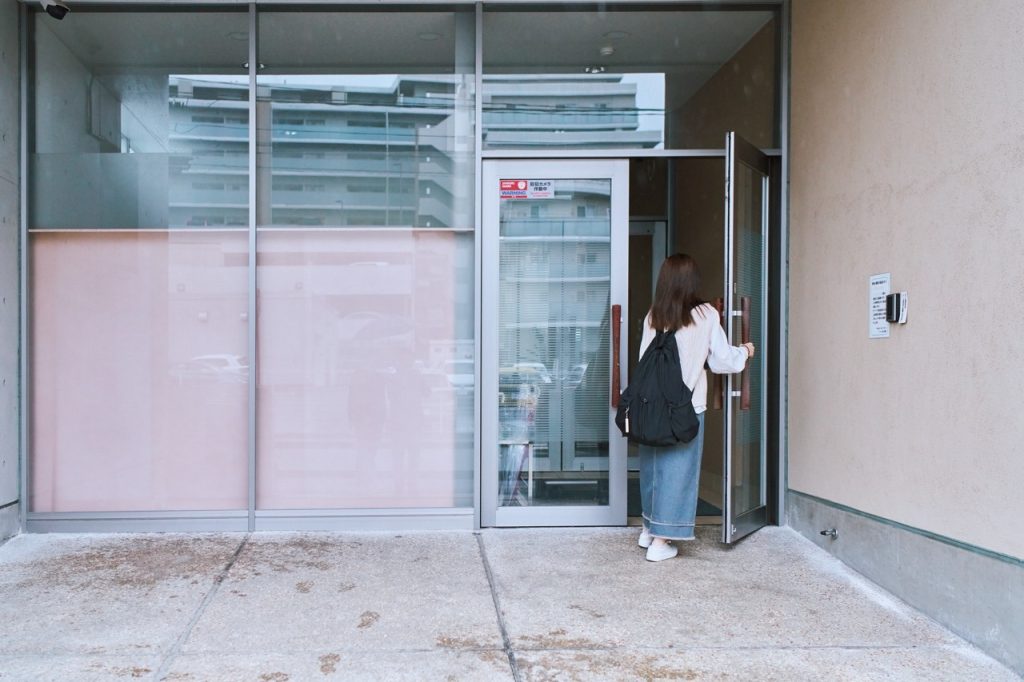 ドーミーあすと長町に入る女性