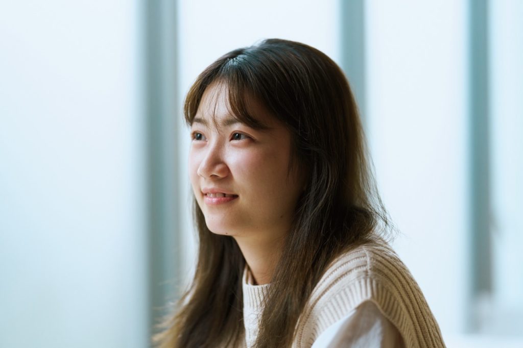 インタビューに答える女性