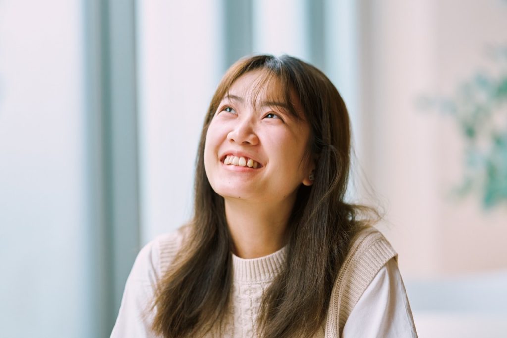 インタビューに答える女性