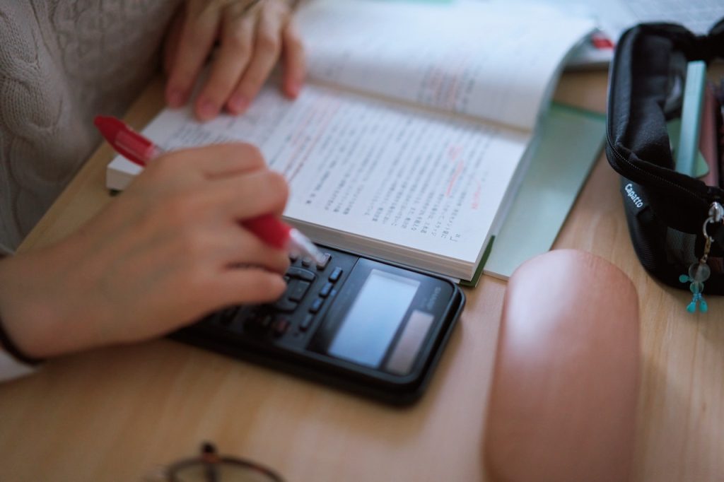 勉強する女性の手元