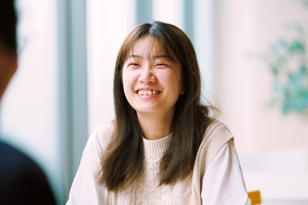 インタビューに答える女性